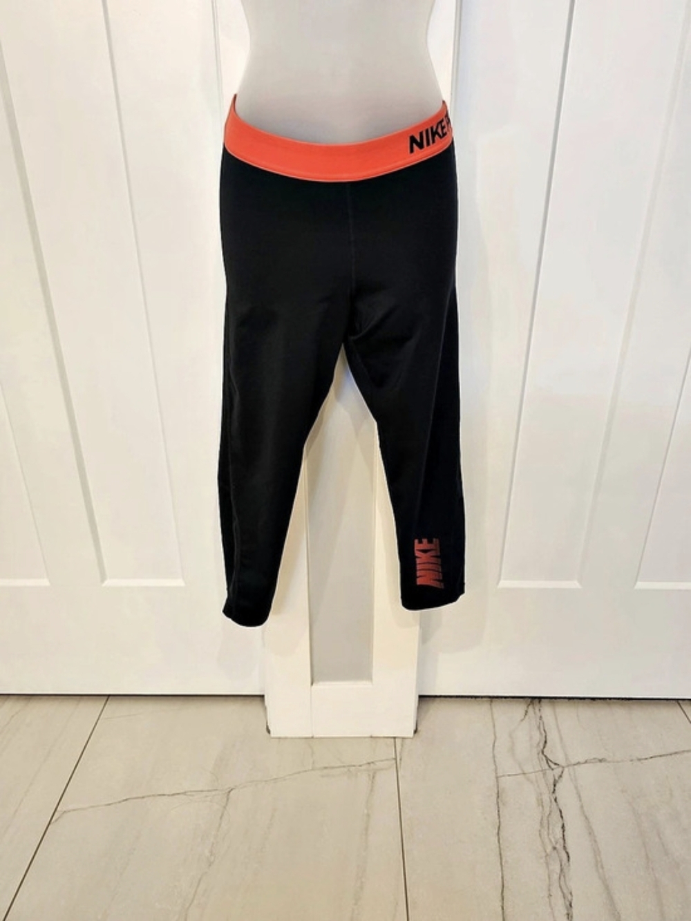 Nike Pro Dri-FIT Crop Leggings Women'Small Black & Red